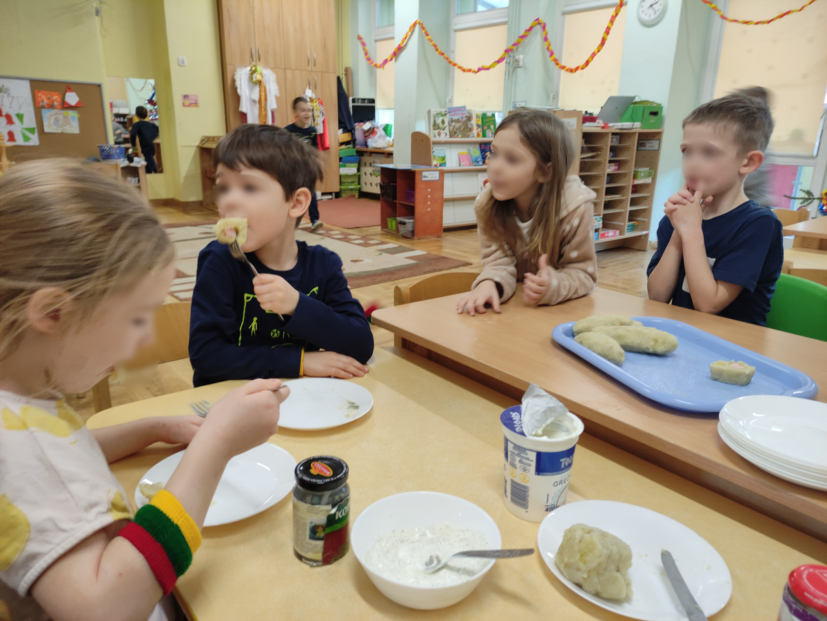 Dzieci jedzą cepeliny