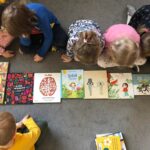 Zajęcia w przedszkolu na Bielanach | Oglądanie książek