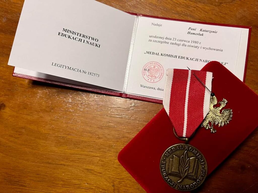 Medal Komisji Edukacji Narodowej oraz legitymacja potwierdzająca nadanie wyróżnienia Katarzynie Hamerlak