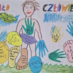 Pytania dzieci do tematu Ciało Człowieka. Narysowana postać człowieka i naklejone w różnych miejscach kolorowe kartki w kształcie rąk.